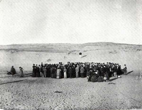 11 апреля 1909 года. Около ста человек бросают жребий, чтобы поровну разделить 12 акров купленных песчаных дюн. Потом это место станет Тель-Авивом