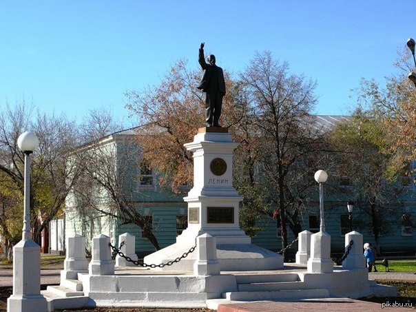 Оренбургский памятники. Сквер Ленина Оренбург. Памятник Ленину в Оренбурге. Памятник Ленину в Оренбурге на Советской. Памятник Ленину в Оренбурге в сквере.