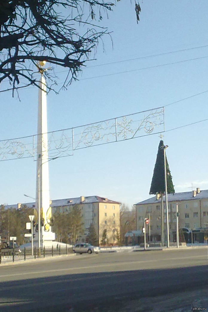Может это никому не интересно, но у нас в городе елка взлетела
