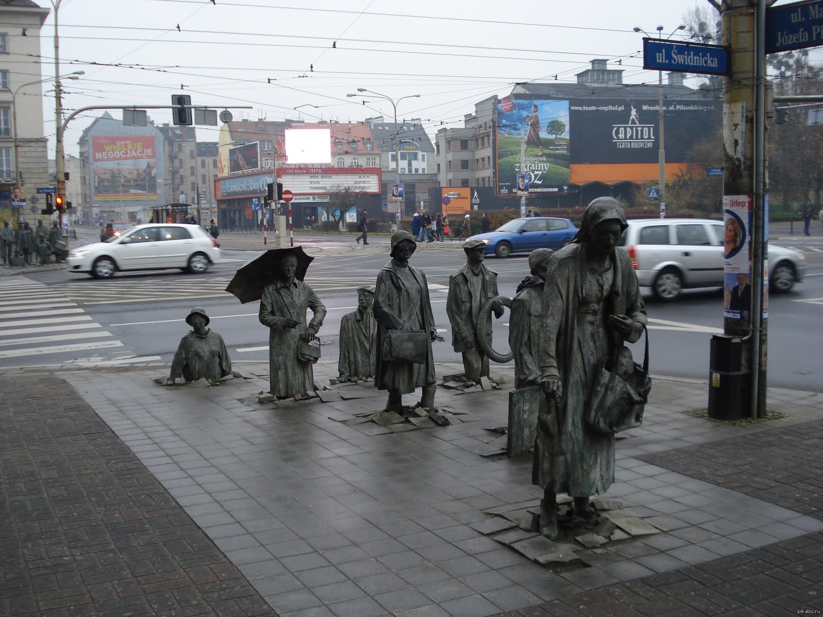 Памятник неизвестным прохожим Вроцлав Польша