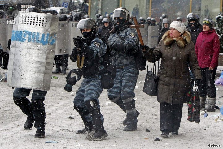 Один против толпы. Против беркута. Против беркута. Против беркута. Против беркута.