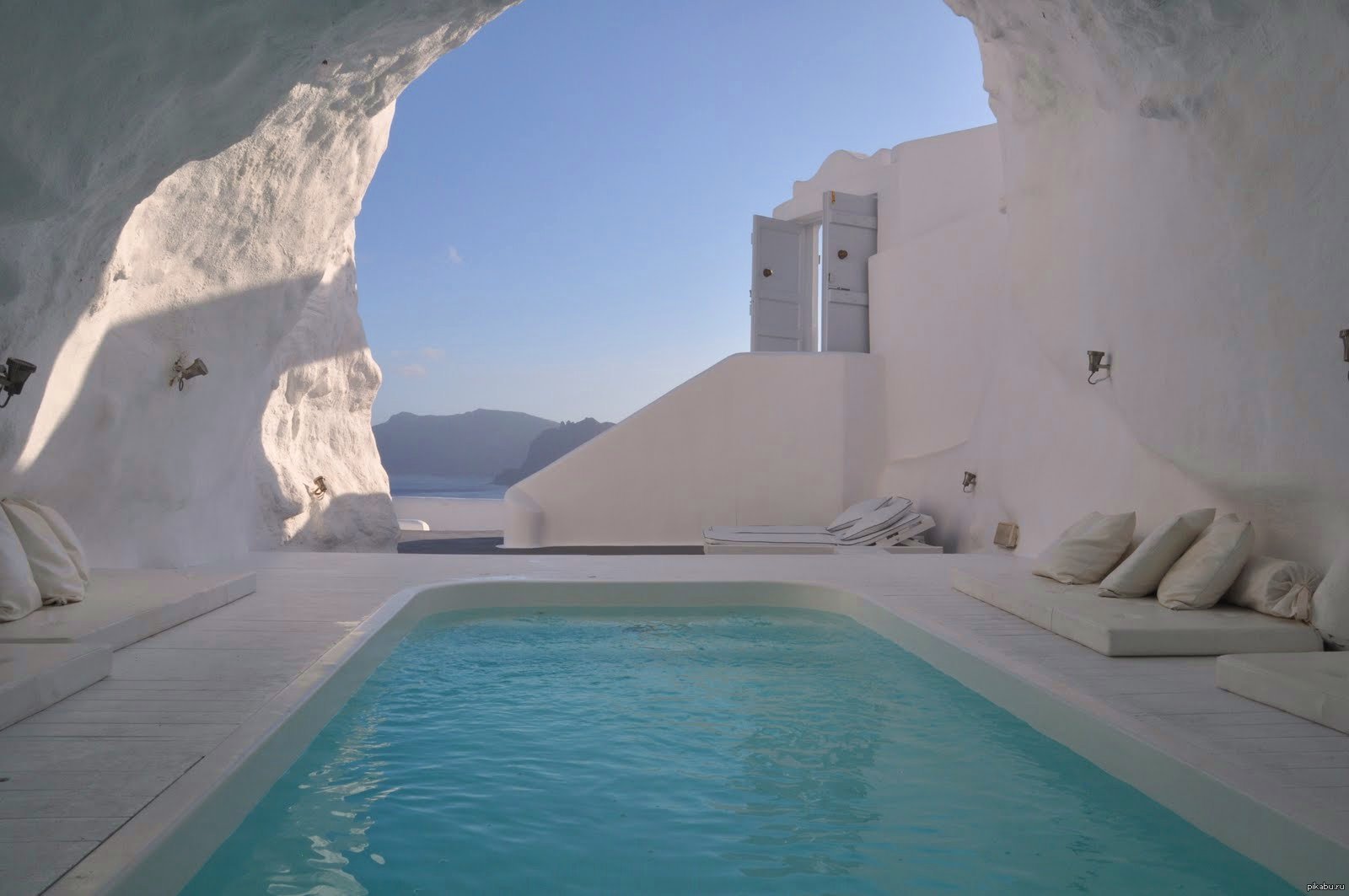 Отель в скале Санторини Греция