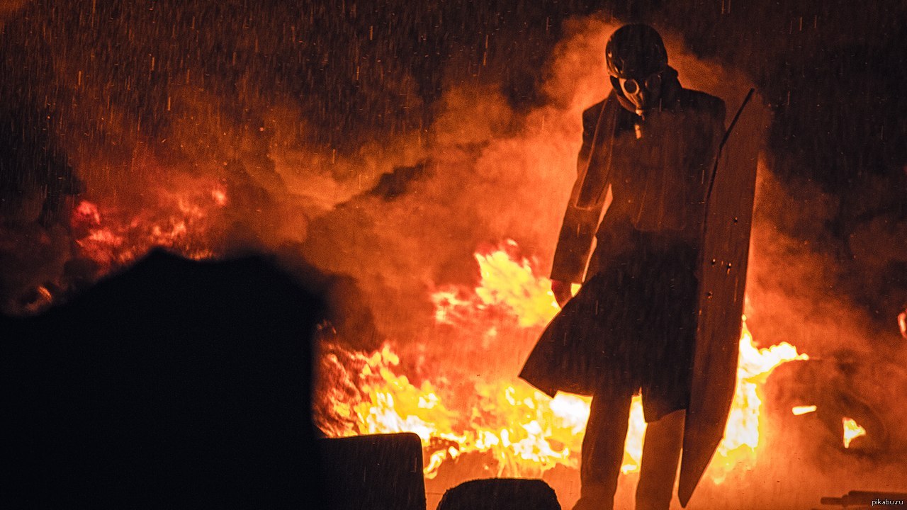 Горит перед. Человек на фоне горящего дома. Человек на фоне огня. Человек на фоне горяцегодома. Чел на фоне огня.