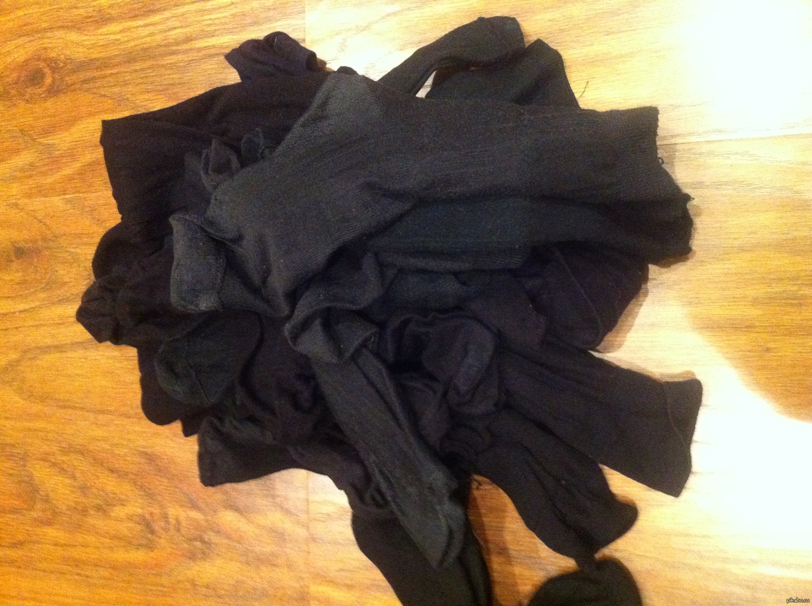 Черно воняет. Черные вещи. Ношенные колготки. Разбросанные носки. Разбросанные мужские носки.