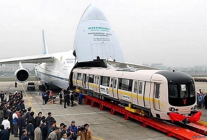 Высокий самолет. АН 225 Мрия поезд. Антонов Мрия АН-225 поезда. АН 225 погрузка. Самый большой самолёт в мире АН-225.