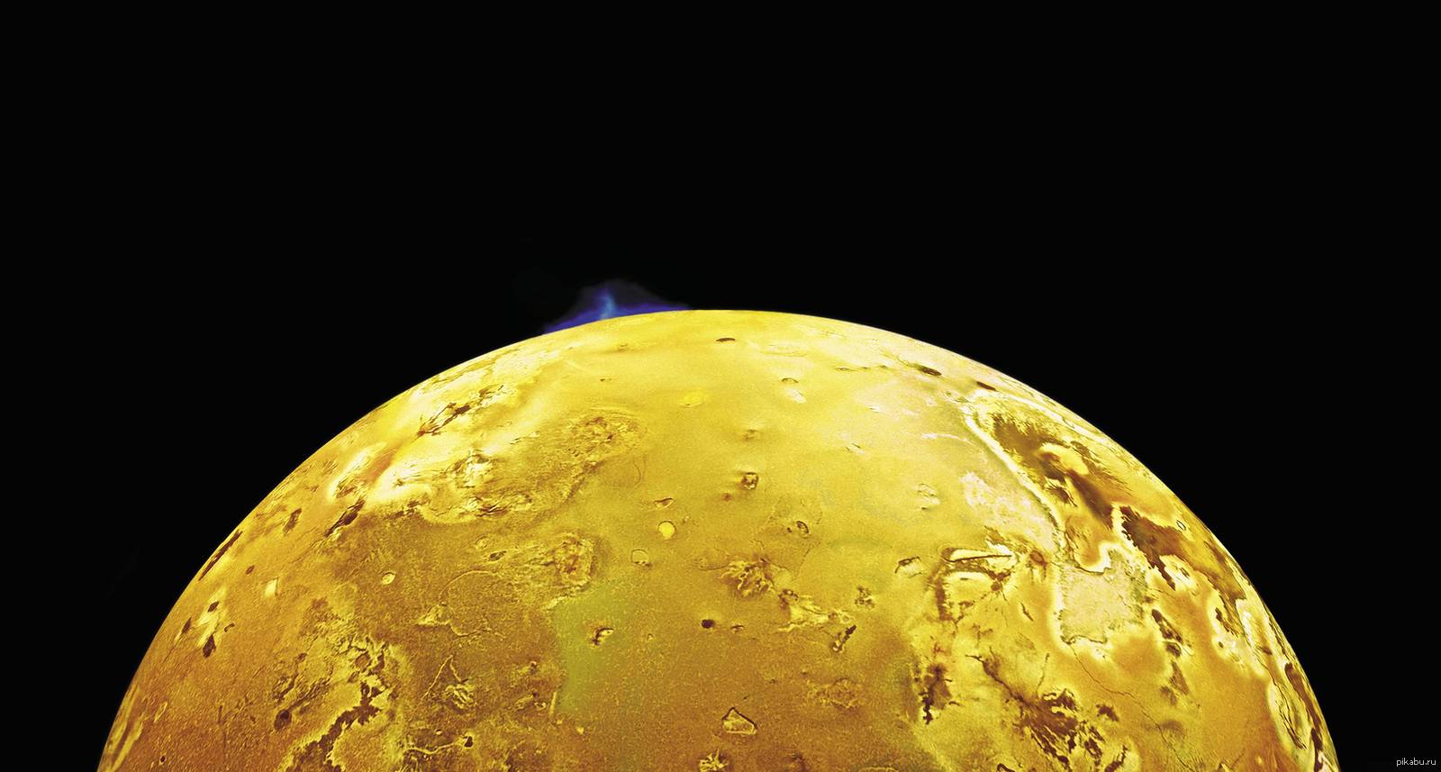 Спутник юпитера вулканы. Рыхлая Планета. Io Moon of Jupiter. Желтый фон лунный. Обои ио Спутник.