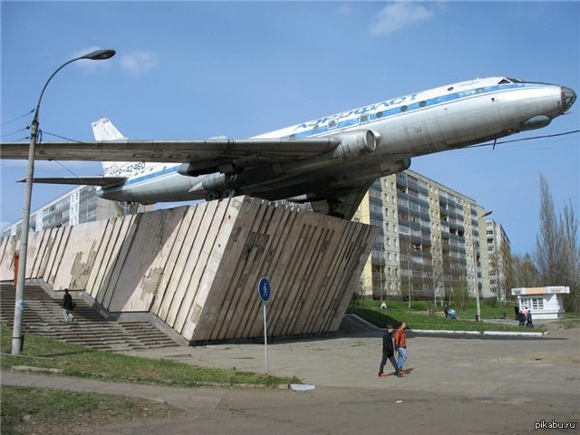 До сих пор стоит Ту-104А