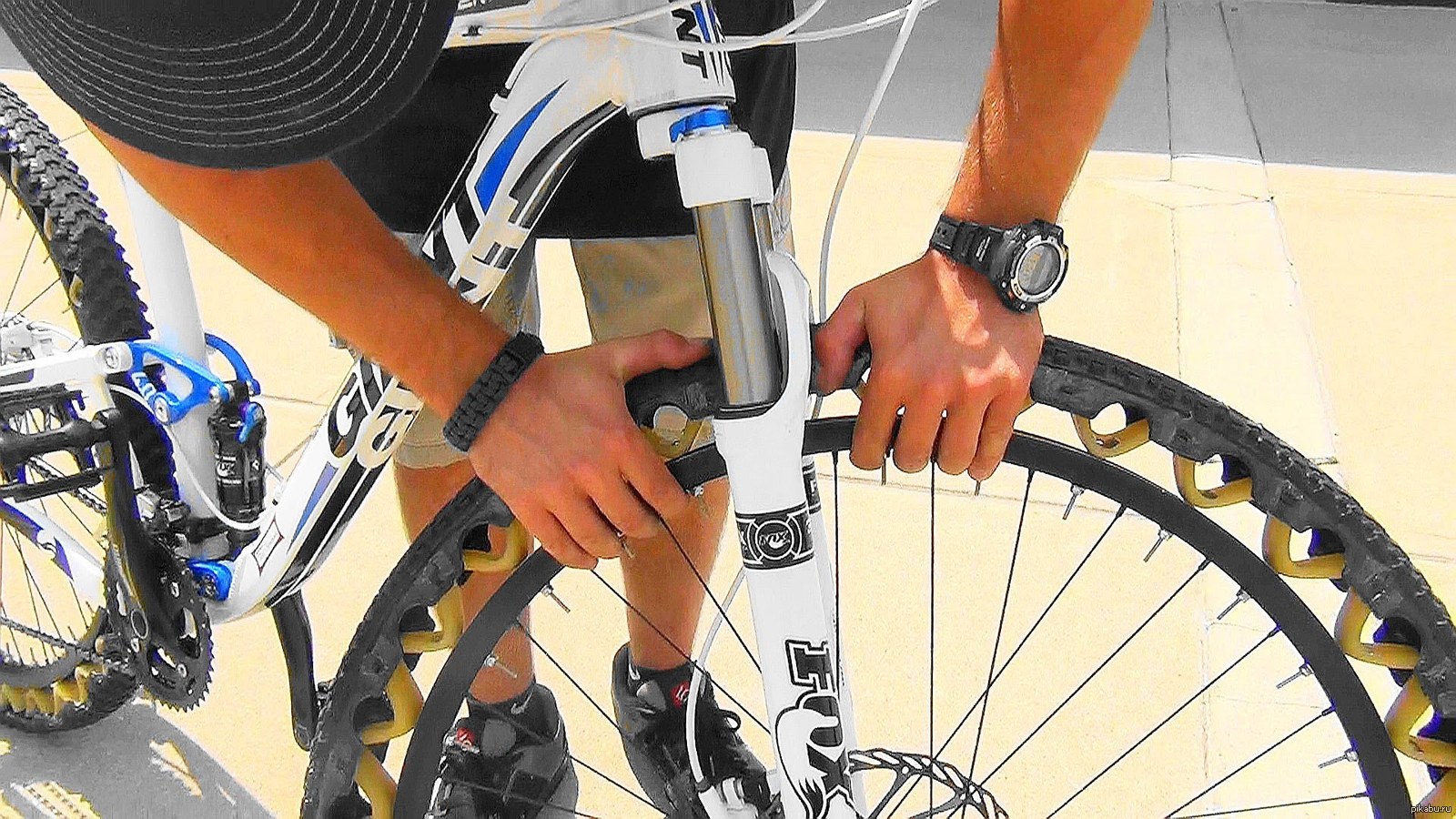 Почему при накачивании воздуха в шину велосипеда колесо надувается все сильнее