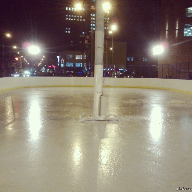 Ничего необычного ведь не произошло. Просто столб. Просто посреди ледовой коробки.