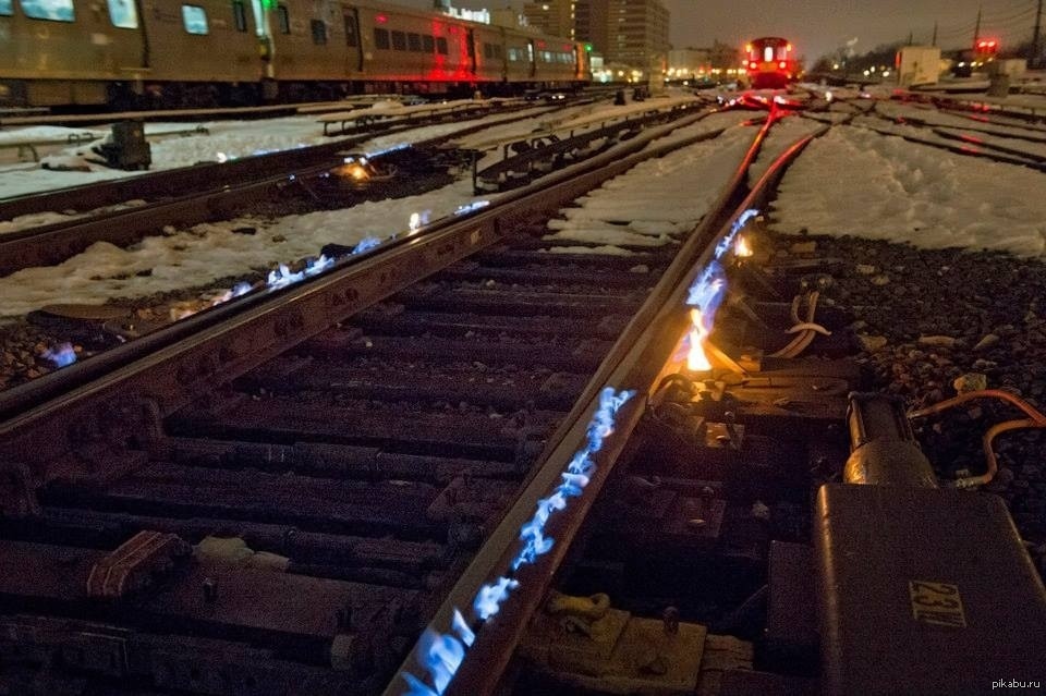 Поезд с рельсами в москве. Электрообогрев стрелок ЖД путей. Рельс Железнодорожный. Поезд на рельсах. Поезд рельсы.