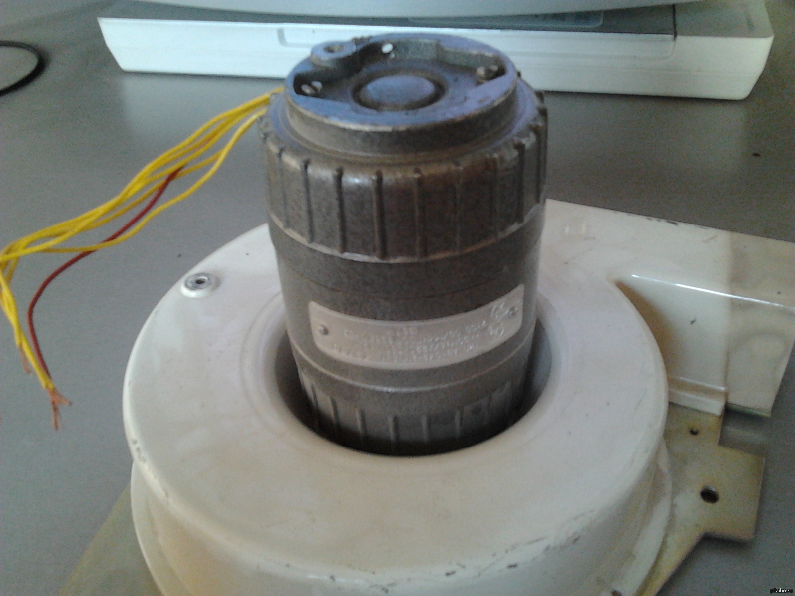 Уборка продолжается. В прошлом посте похвастался мышью с древним разъемом, но становится все интереснее... Электродвигатель применяется: