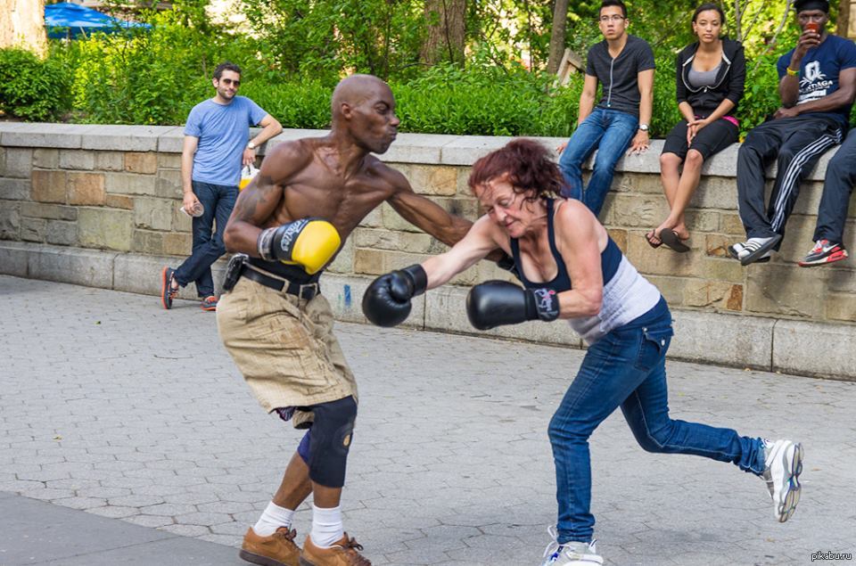 что забыл Брэдли Купер,на заднем плане?