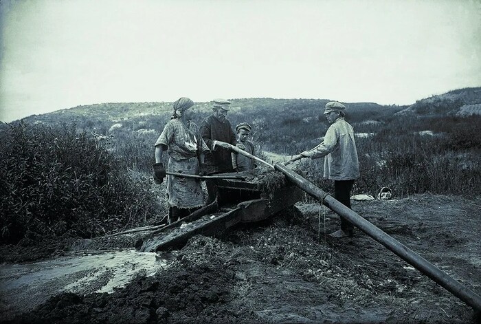 Промывка золотоносных песков. Сибирь, начало XX века. Wikimedia Commons