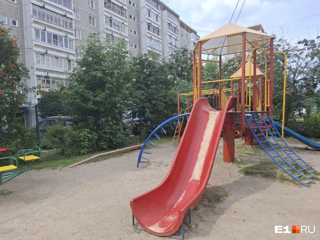 Детская площадка тоже была установлена на средства кооператива Источник: Елена Аносова / <!--noindex--><a href="https://pikabu.ru/story/prodayut_kvartiryi_lish_byi_ne_imet_s_nim_dela_v_ekaterinburge_byivshiy_moshennik_derzhit_v_strakhe_tselyiy_dom_14250482?u=http%3A%2F%2FE1.RU&t=E1.RU&h=d14cb2f4849bc246a517d6332b909846dc263a36" title="http://E1.RU" target="_blank" rel="nofollow noopener">E1.RU</a><!--/noindex-->