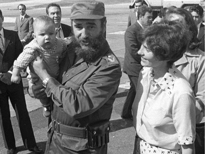 Фидель Кастро держит на руках будущего премьер-министра Канады Джастина Трюдо