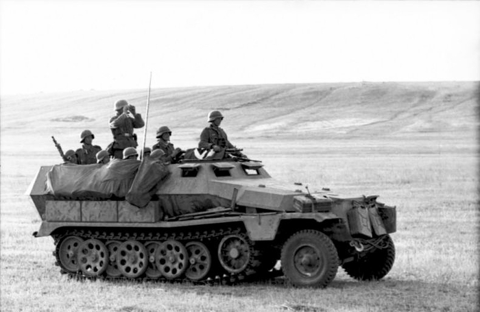 Sd.Kfz. 251, ������� � ��� � ������ ���� ������� �� ��������, ��� ��������� � �������. �������, ����� ��������� ���������������� ������ ������� �����