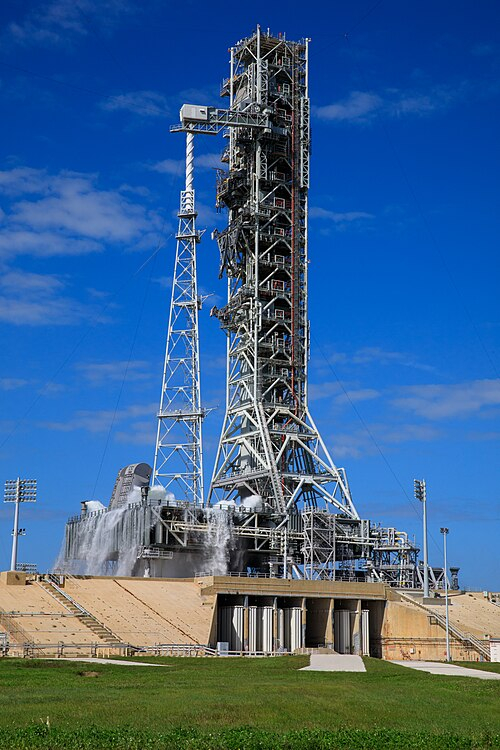 Автор: NASA Kennedy Space Center Источник: <a href="https://pikabu.ru/story/millionyi_litrov_vodyi_za_polminutyi_kak_zashchishchayut_raketu_ot_udarnoy_volnyi_pri_starte_14256221?u=https%3A%2F%2Fcommons.wikimedia.org%2Fwiki%2FFile%3AArtemis_II_Water_Deluge_Test_%28KSC-20231024-PH-KLS01_0153%29.jpg&t=commons.wikimedia.org&h=c1b42205f7d69832624ac7b8cb95c4af41ec94c7" title="https://commons.wikimedia.org/wiki/File:Artemis_II_Water_Deluge_Test_(KSC-20231024-PH-KLS01_0153).jp..." target="_blank" rel="nofollow noopener">commons.wikimedia.org</a>