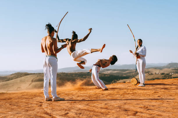 capoeira - в переводе с португальского курятник, клетка для кур, корзина для каплунов и заросли кустарника. Одни источники говорят, что так называли рабов, которые торговали птицей (capoeiristas), а другие, что беглых рабов которые прятались в кустах.