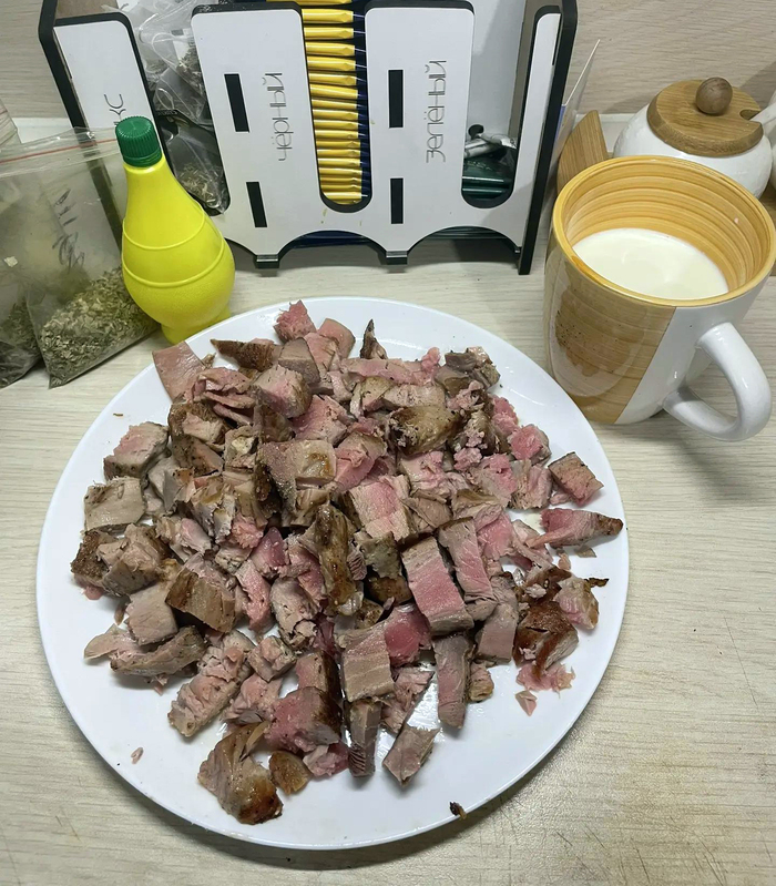 Тунца рубим на "ложковые" кусочки, сливки греем до "горячо, но не убегают".