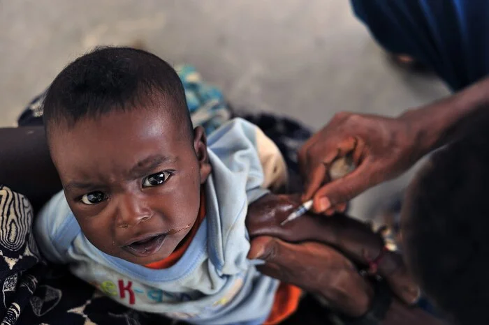 1920px-Vaccination_of_a_child
