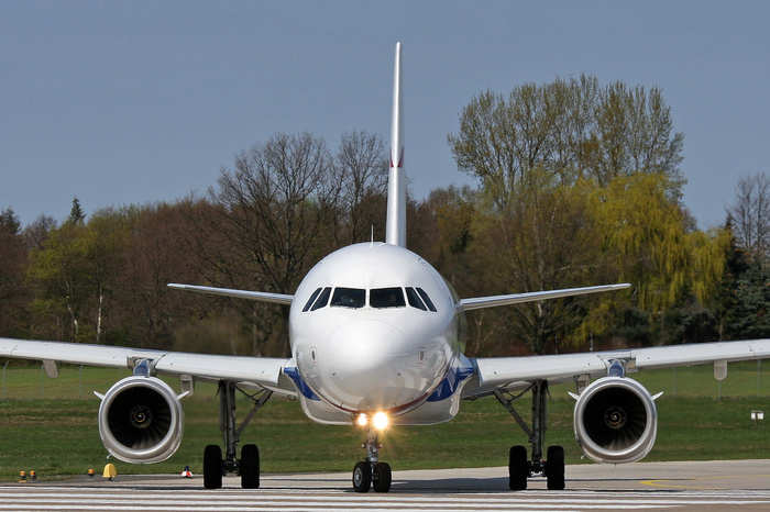 Источник <!--noindex--><a href="https://pikabu.ru/story/kak_otlichit_boeing_ot_airbus_za_paru_sekund_i_krasivo_pontanutsya_pered_druzyami_14277665?u=https%3A%2F%2Fupload.wikimedia.org%2Fwikipedia%2Fcommons%2F0%2F04%2FAirbus_A320_family%252C_front_view_%25284523439202%2529.jpg&t=https%3A%2F%2Fupload.wikimedia.org%2Fwikipedia%2Fcommons%2F0%2F04%2FAirbus_A320_family%2C_front_view_%284523439202%29.jpg&h=b65e81ff38ca3a3de5870445cabc9ab3c8985a49" title="https://upload.wikimedia.org/wikipedia/commons/0/04/Airbus_A320_family%2C_front_view_%284523439202%2..." target="_blank" rel="nofollow noopener">https://upload.wikimedia.org/wikipedia/commons/0/04/Airbus_A320_family,_front_view_(4523439202).jpg</a><!--/noindex-->