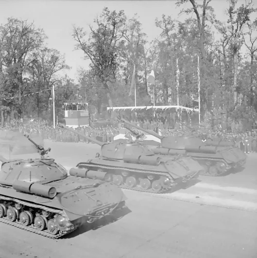 Парад Победы в Берлине в сентябре 1945 года.© <!--noindex--><a href="https://pikabu.ru/story/parad_u_brandenburgskikh_vorot_kak_zhukov_i_soyuzniki_proshli_po_berlinu_14311869?u=http%3A%2F%2FCommons.wikimedia.org&t=Commons.wikimedia.org&h=501f0bed1eb58d5f0a64daadbd8b07b9a05fd431" title="http://Commons.wikimedia.org" target="_blank" rel="nofollow noopener">Commons.wikimedia.org</a><!--/noindex-->