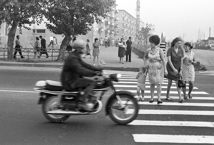 Нарушитель ПДД на мотоцикле. Город Горький. Центр Сормова, 1972 год. Автор: Николай Мошков