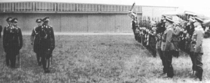 Бернхард Вольденга и Мартин Меттиг на церемонии создания I./JG21 в Йезау, Восточная Пруссия, 15 июля 1939 года.