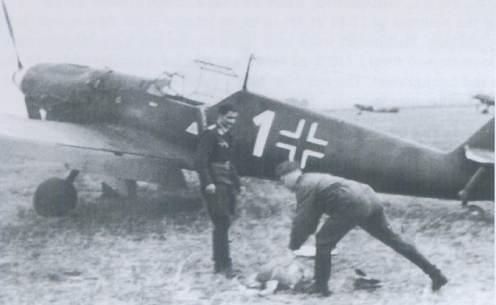 Снимок сделан после возвращения с первого боевого вылета над Польшей. На фотографии Bf109D лейтенанта Гюнтера Шольца, штаффелькапитана 1./JG21.