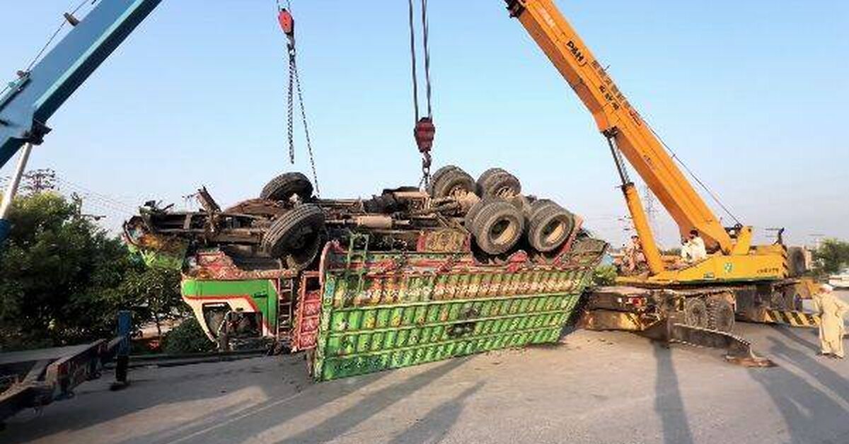 Stupid and Horrific Road Accidents in Pakistan: Dealing with the Aftermath - Pakistan, Auto, Crash, Road accident, Violation of traffic rules, Repair of equipment, Auto repair, Car service, Technics, Truck, Tap, Spare parts, Breaking, Pakistani Technology, Pakistanis, Rukozhop, Video, Rutube
