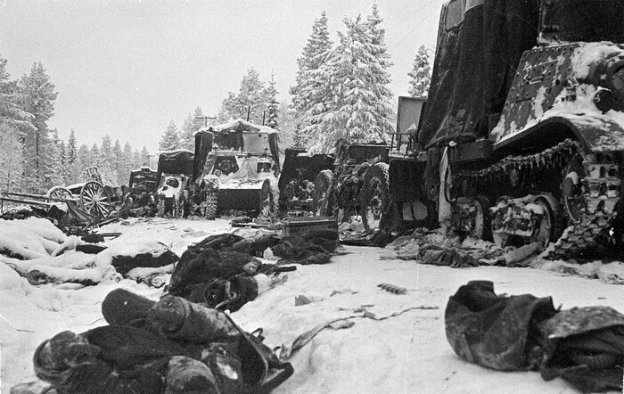 Разбитая советская колонна на дороге Раате, январь 1940. Финский военный архив SA-kuva / Wikimedia Commons, public domain.