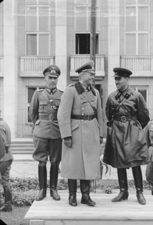 Гудериан и Кривошеин на трибуне, мимо проходят немецкие войска. Брест, 22 сентября 1939. Bundesarchiv, Bild 101I-121-0011A-22 / Gutjahr / CC BY-SA 3.0 DE.
