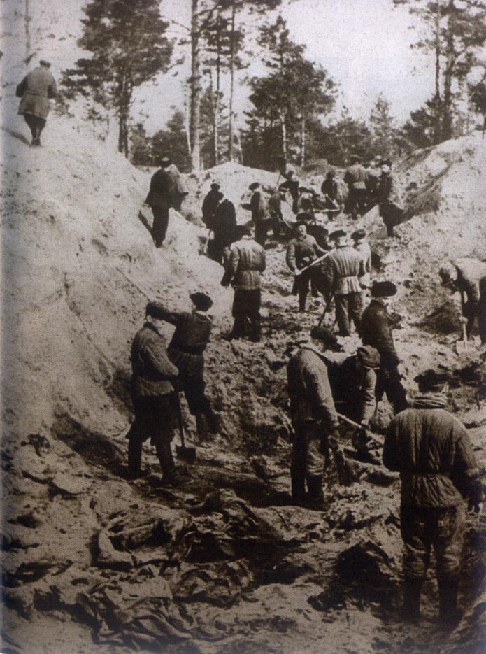 Эксгумация в Катынском лесу, 1943. Wikimedia Commons, public domain.