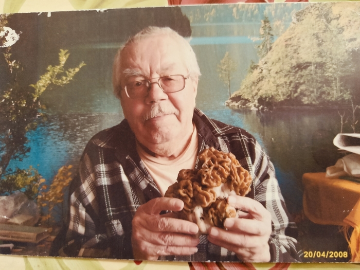 Одна из последних фотографий дедули. Уже плохо ходил, из дома не выходил, но до последнего вкуса к жизни не терял: книги читал, интересовался всем на свете. Ветеран труда, коммунист, партсекретарь. И вообще, мастер на все руки.