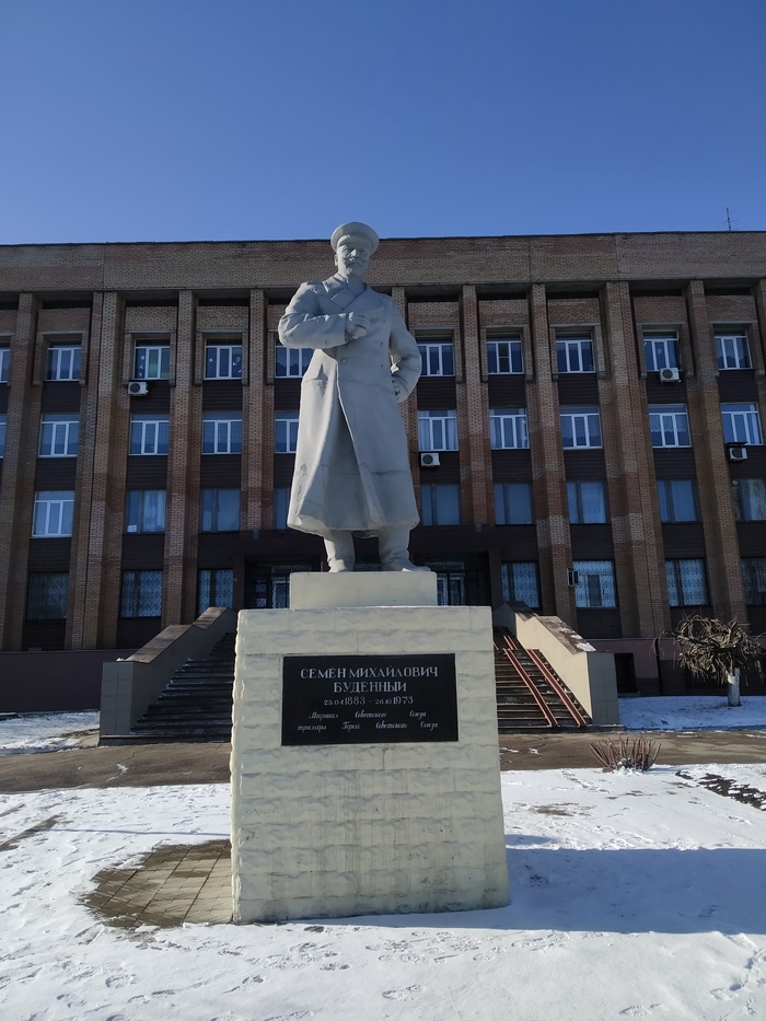 Буденный на одноимённой площади в г. Донецк