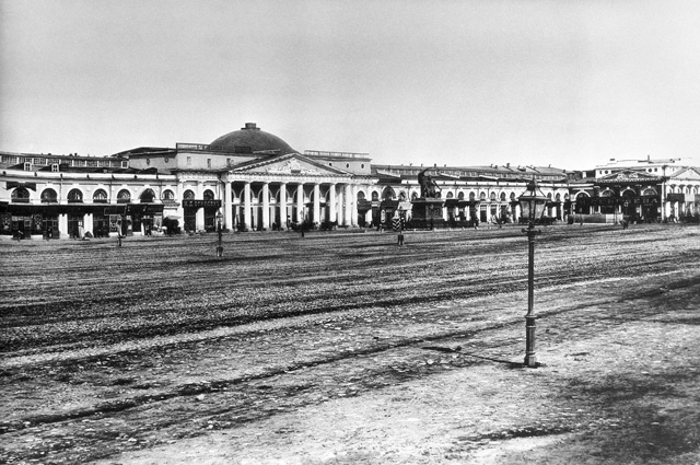 Торговые ряды на Красной площади между Никольской и Ильинкой в 1884 году. Репродукция 1961 года Е.Леонова. Фото: РИА Новости