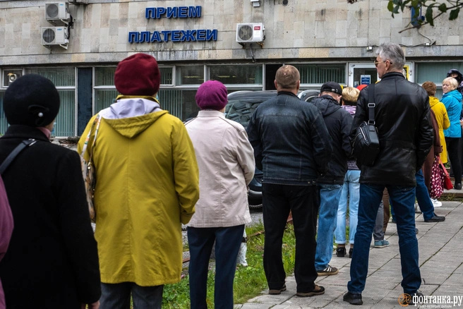 Вот так подходишь к очереди и не знаешь, как правильно спросить: «последнего» или «крайнего». Источник: Михаил Огнев / ФОНТАНКА.РУ