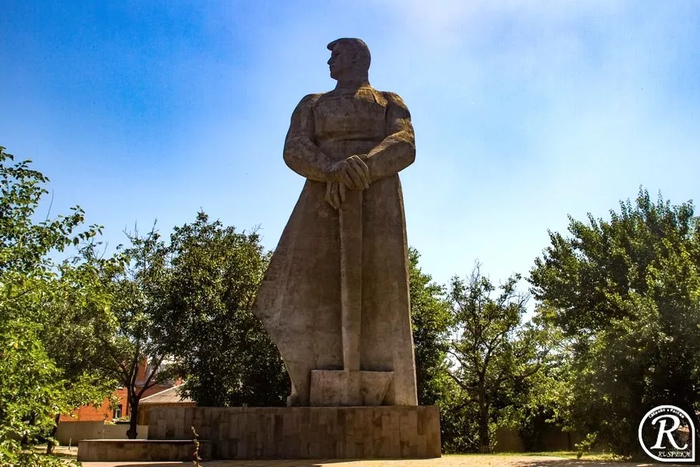 Ответ на пост «Просто памятник, не знаменитый, не раскрученный - "Пи*дуй к маме!"»