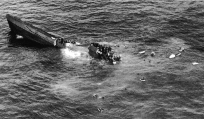 Эвакуация экипажа немецкой подводной лодки U-625 времён Второй мировой войны