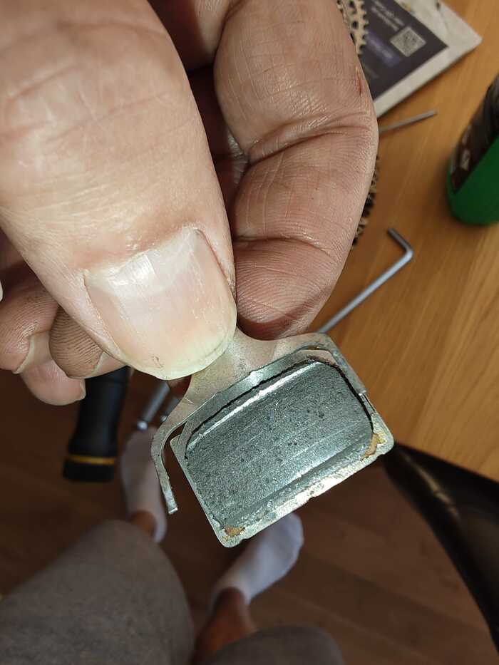 а здесь видна ступень от выработки в тормозных колодках