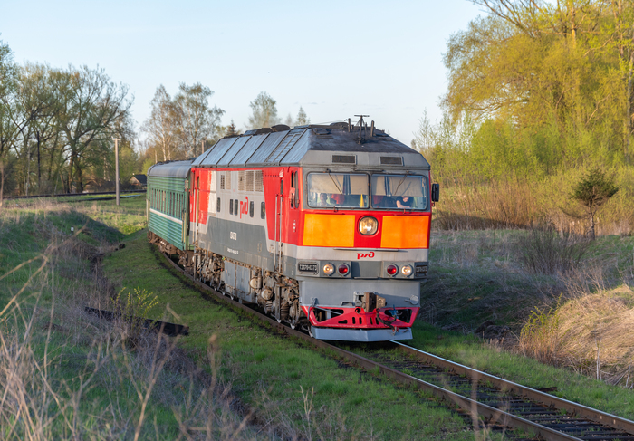Тепловоз ТЭП70-0373 с пригородным поездом Назимов - Великие Луки.