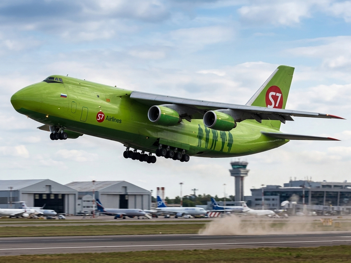 Ан-124 Руслан в ливрее S7 Airlines. Фото уникальной модели пассажирского Ан124 на взлете. Авиация, What-If концепт Ан-127, редкий самолет S7, стендовый моделизм, гражданский Руслан, споттинг, кастомная модель, зеленый гигант.