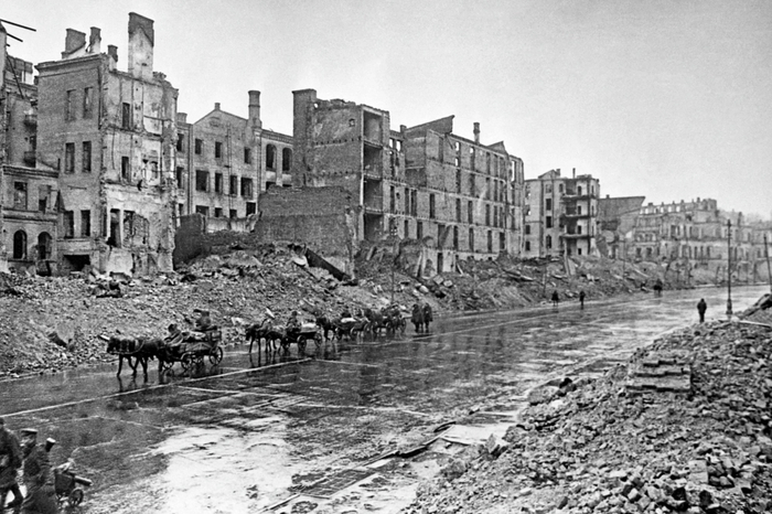 Освобождение Киева от фашистских захватчиков, 1943 г. Фото: <a href="https://pikabu.ru/story/obmanutyi_i_ubityi_kak_natsistyi_zamanivali_zhertv_v_babiy_yar_14376677?u=http%3A%2F%2Fria.ru%2F&t=%D0%A0%D0%98%D0%90%20%D0%9D%D0%BE%D0%B2%D0%BE%D1%81%D1%82%D0%B8&h=95cfc105819a6bbe784e4ead6d4e493da37403f0" title="http://ria.ru/" target="_blank" rel="nofollow noopener">РИА Новости</a>/ Аркадий Шайхет