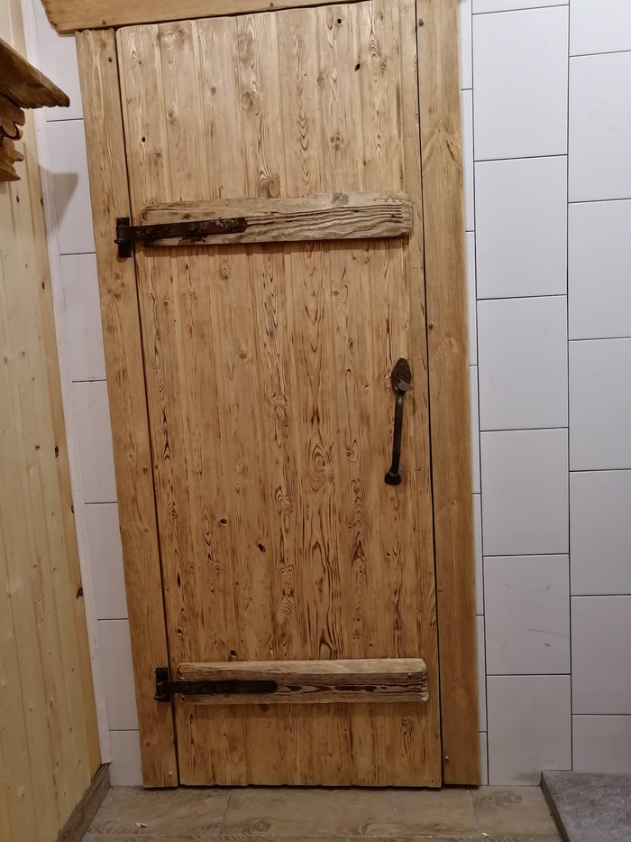 Дверь в парную с зазором внизу.