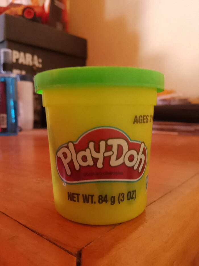 Современная баночка Play-Doh, фото 2024 года. Letstown / Wikimedia Commons, не упаковка 1950-х.