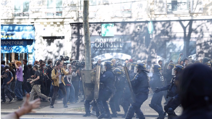 Протестующие противостоят Французскому республиканскому корпусу безопасности (CRS) во время демонстрации учащихся средних школ в Париже 6 октября 2026 года. (Фото AFP)