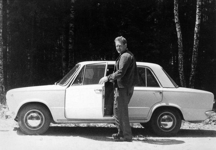 Владимир Локтионов около автомобиля Фиат. Дмитровский полигон, 1966 год