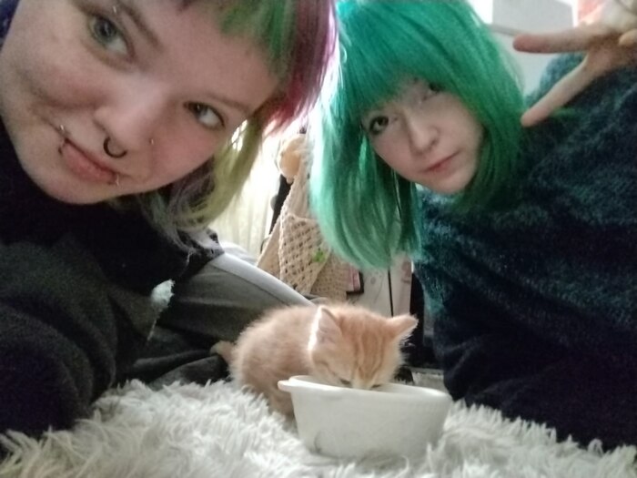 С подругой и котёнком Бляшей