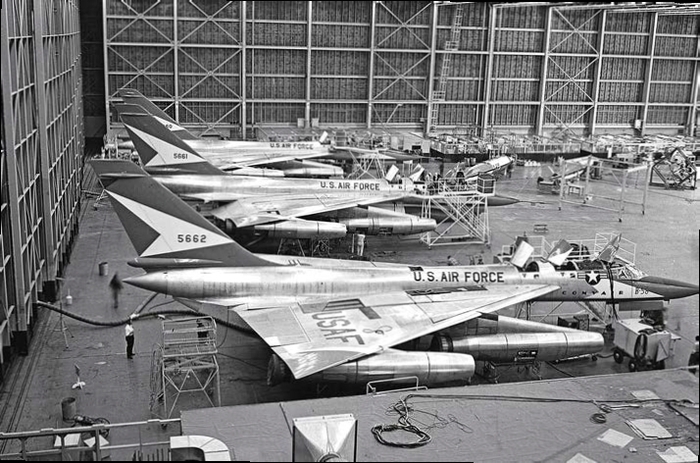 �� �������� �������� � ����-����� ������ �������: ������ ��� B-58 Hustler ��������� �� ����������� ������������ � �����������.