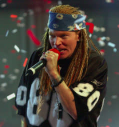 Аксель в 2002-м на MTV с дредами и странным носом
